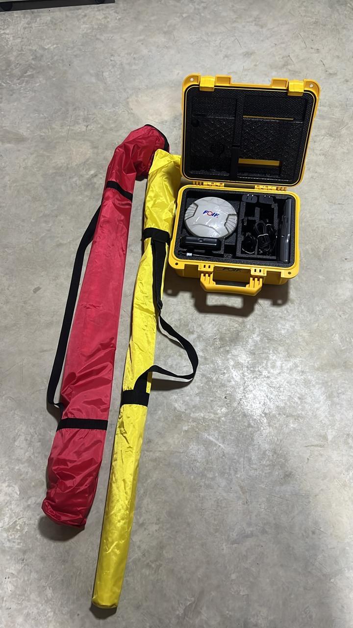 Equipo GNSS en su estuche con bastones