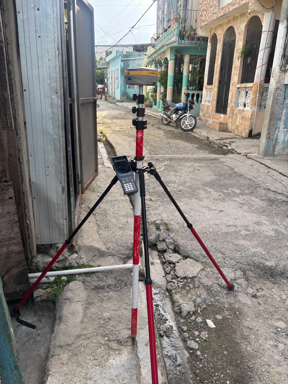Receptor GNSS sobre trípode en una calle urbana
