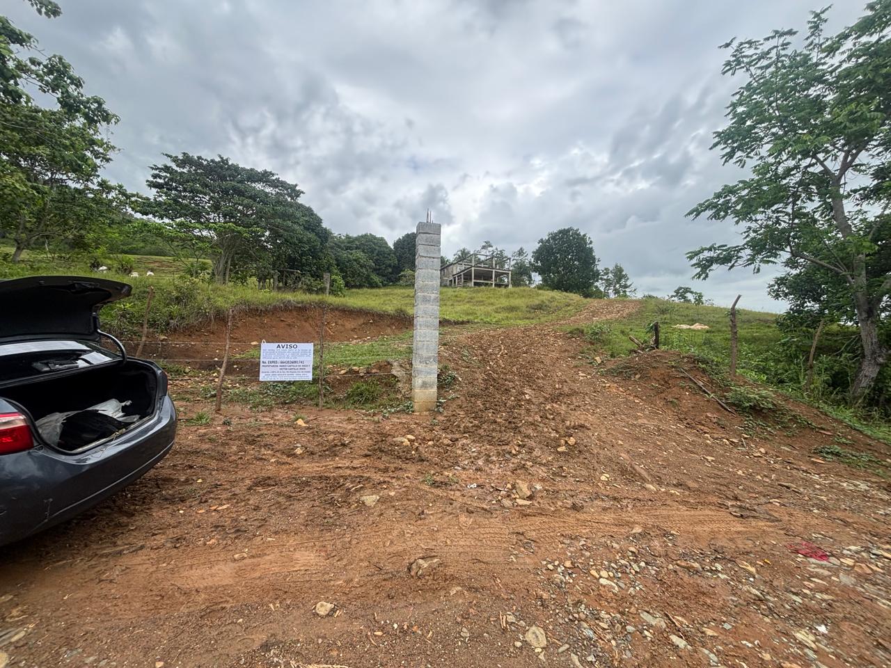 Terreno rural con letrero de aviso de mensura