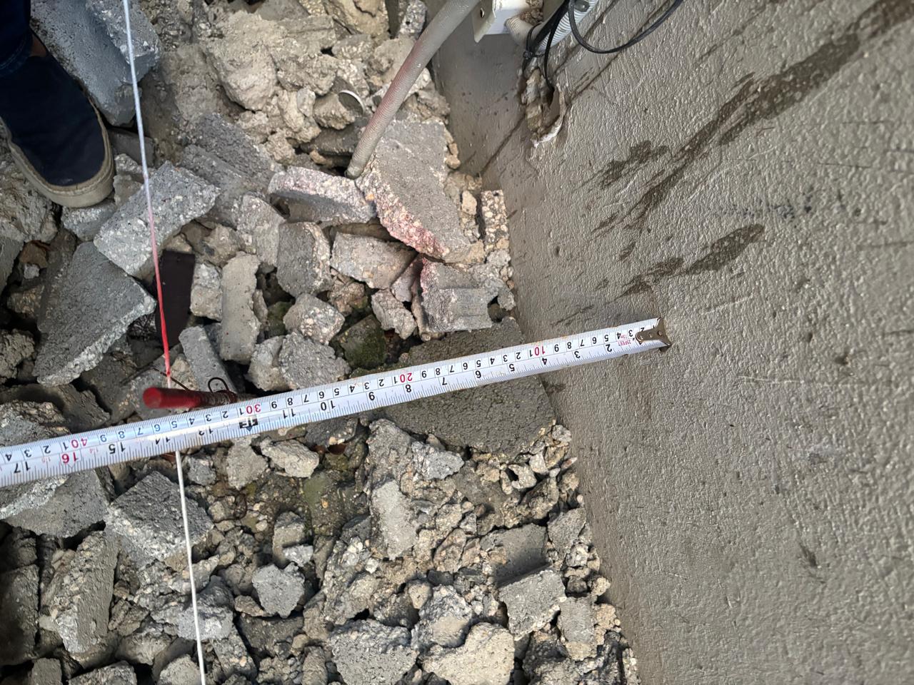 Medición con cinta métrica junto a un muro