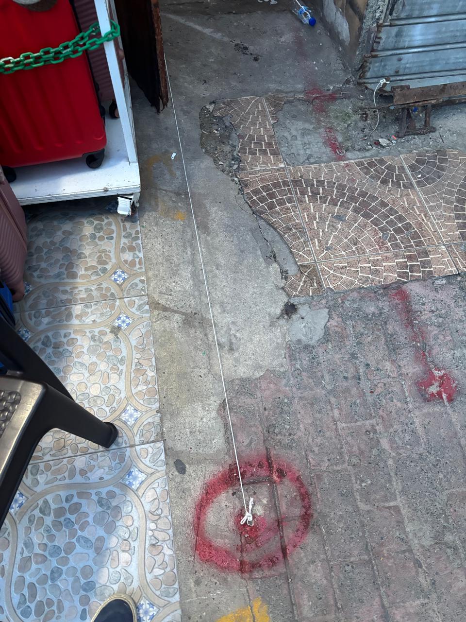Vértice marcado en el suelo con hilo de alineación